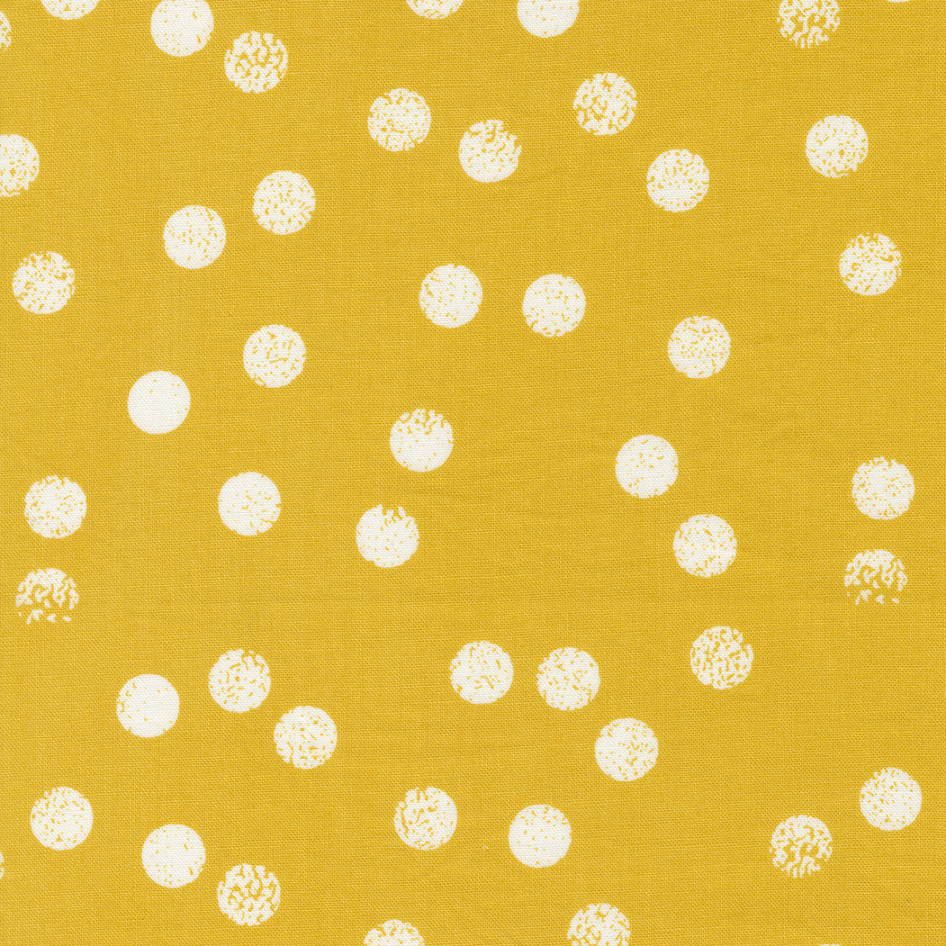 Zen Chic Filigree 1813-13 Dotties Saffron – sahraminkeltainen puuvillakangas, jossa modernit pistekuviot. Täydellinen tilkkutöihin ja ompeluprojekteihin.