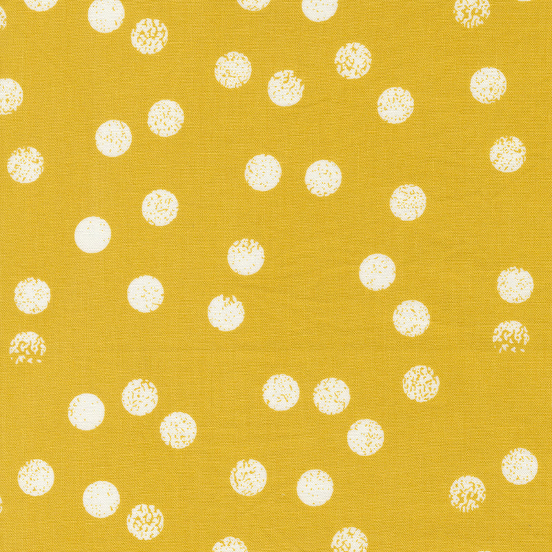 Zen Chic Filigree 1813-13 Dotties Saffron – sahraminkeltainen puuvillakangas, jossa modernit pistekuviot. Täydellinen tilkkutöihin ja ompeluprojekteihin.