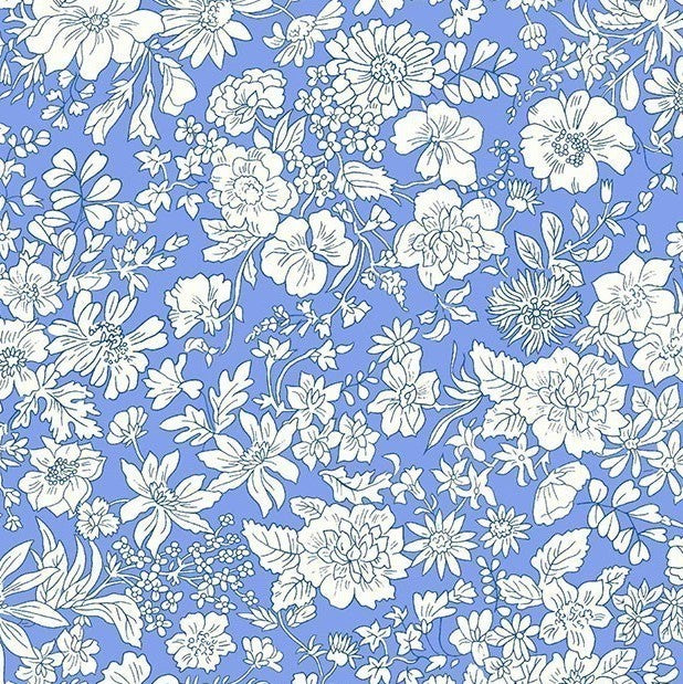 Sininen Liberty Emily Belle Marine Blue -puuvillakangas, jossa valkoisia kukka-aiheisia ääriviivapiirroksia.