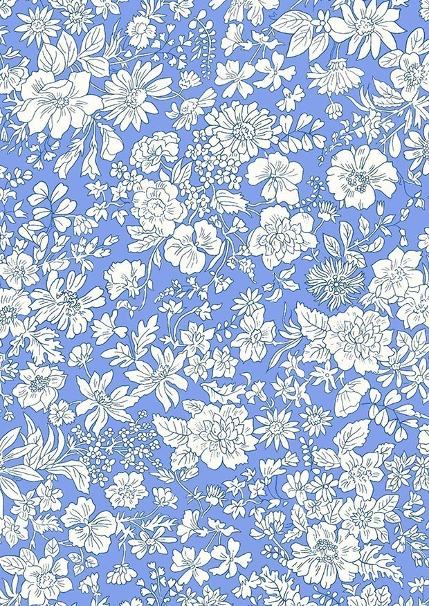 Sininen Liberty Emily Belle Marine Blue -puuvillakangas, jossa valkoisia kukka-aiheisia ääriviivapiirroksia.