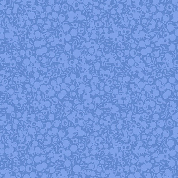 Liberty Wiltshire Shadow - Cornflower puuvillakangas, sininen marja- ja lehtikuosi.