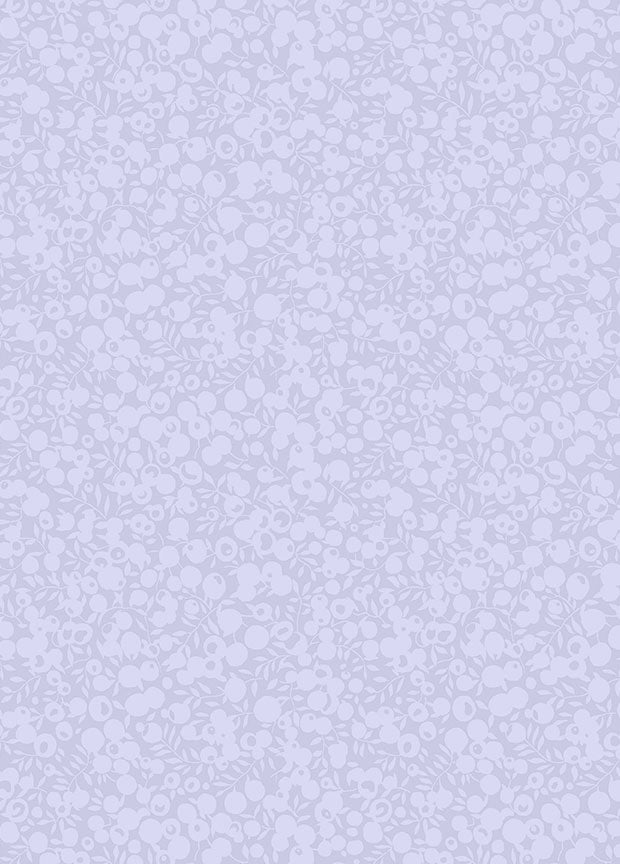 Liberty Wiltshire Shadow - Dusky Lilac puuvillakangas, vaalean liilan sävyinen marja- ja lehtikuosi.