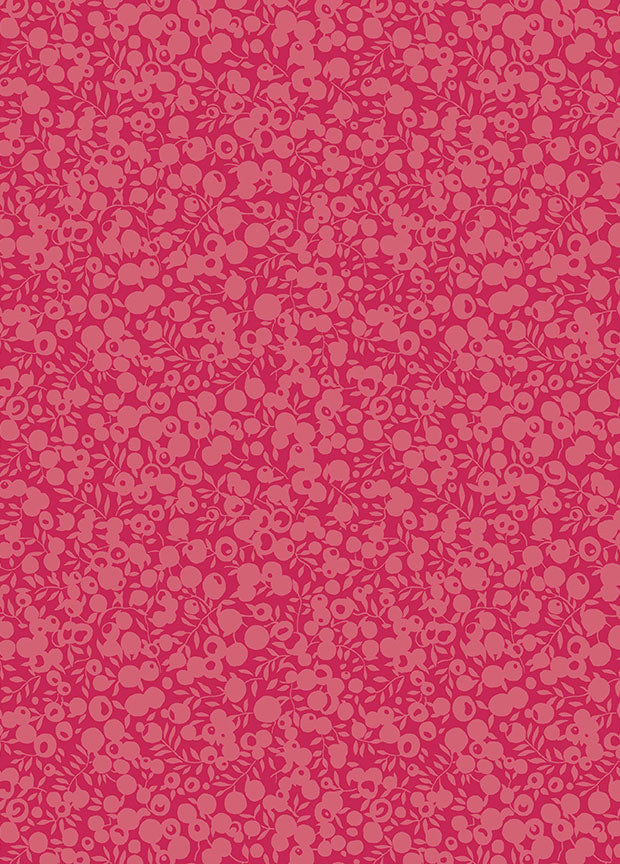Liberty Wiltshire Shadow Raspberry puuvillakangas, vaaleanpunainen marja- ja lehtikuosi.