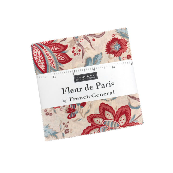 French General Fleur de Paris Charm Pack 13990PP – 42 puuvillaneliötä 1800-luvun pariisilaiskukkakuvioin, sävyinä garance-punainen, vaaleanpunainen, laventeli ja helmenvalkoinen