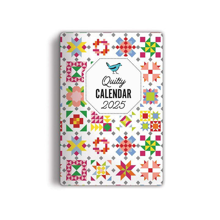2025 Quilty Calendar™ - kalenteri tilkkutöiden ystäville, kompakti koko 13 x 19 cm, painettu laadukkaalle paperille.