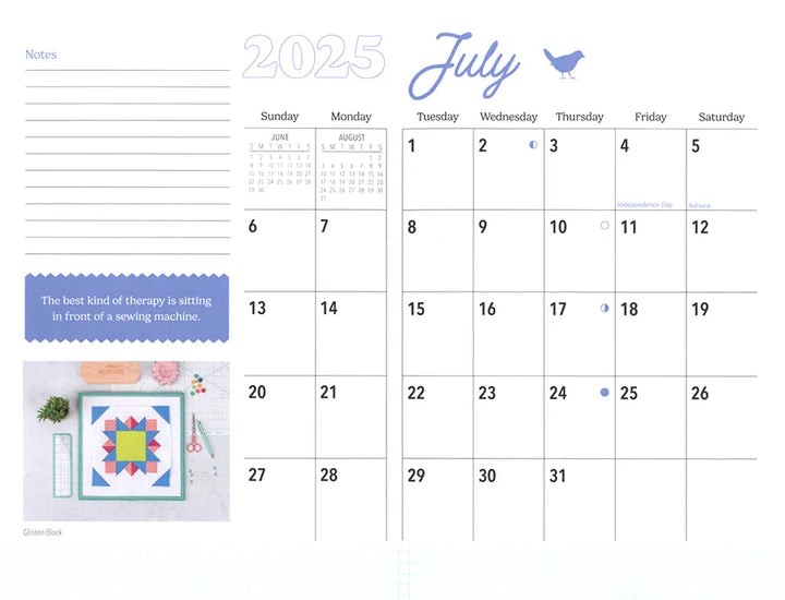 2025 Quilty Calendar™ - kalenteri tilkkutöiden ystäville, kompakti koko 13 x 19 cm, painettu laadukkaalle paperille.