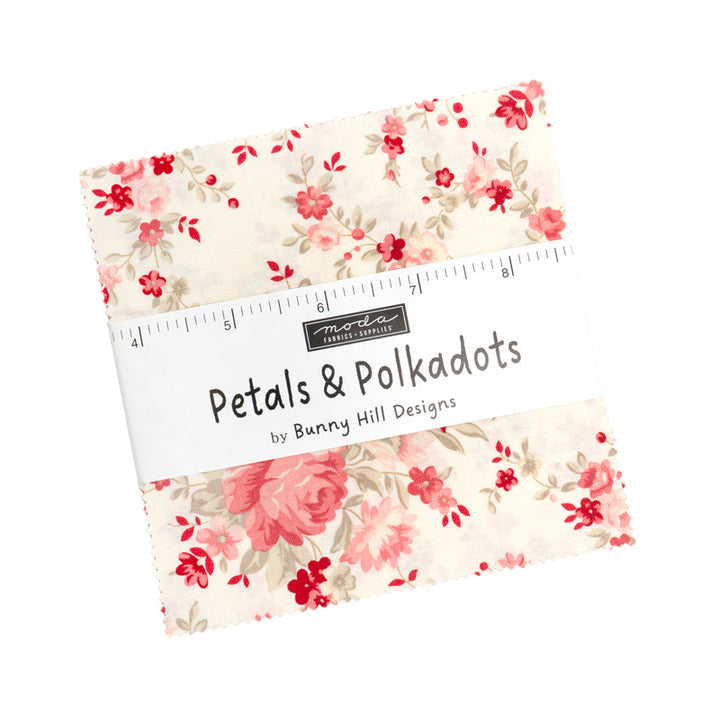 Bunny Hill Designs Petals and Polka Dots Charm Pack 3080PP – 42 puuvillaneliötä puna-vaaleanpunaisissa sävyissä, kuvioina kukkia, pilkkuja, ruutuja ja paisleyta