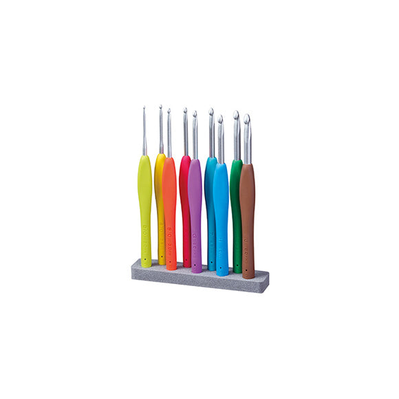 Clover Amour virkkauskoukku­setti 3674 – värikäs ergonominen koukkusarja 2–6 mm virkkaukseen.