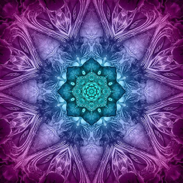 Neliönmuotoinen puuvillapaneeli, jossa symmetrinen kaleidoskooppikuvio violetin, magentan, sinisen ja turkoosin sävyissä – Hoffman Dream Big Kaleidoscope Aurora