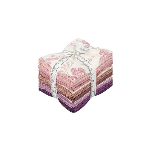 3 Sisters – Lavender Fields fat quarter -kangasnippu, 21 kpl vihreän ja beigen sävyissä, vintage-tyylisiä kukka- ja lehtikuvioita.