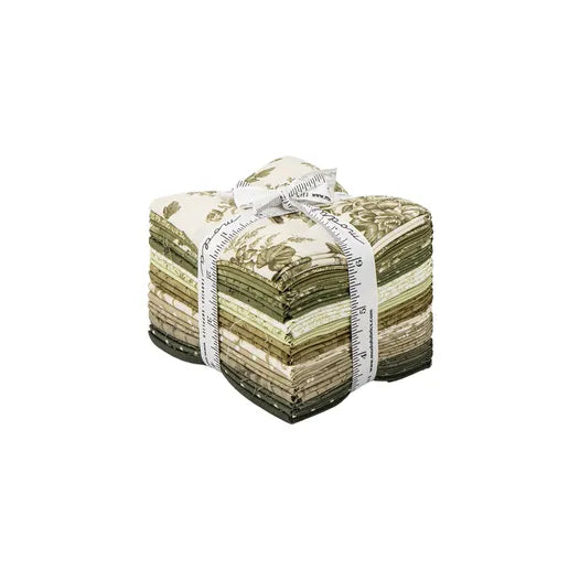 3 Sisters – Meadow Greens fat quarter -kangasnippu, 21 kpl vihreän ja beigen sävyissä, vintage-tyylisiä kukka- ja lehtikuvioita.