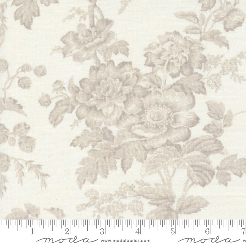 3 Sisters Favorites Vintage Linens - Florals Cream:  beige kangas, jossa klassisia kukkakuvioita ja lehtiköynnöksiä, pehmeän vintage-sävyn kera -tuumamitta