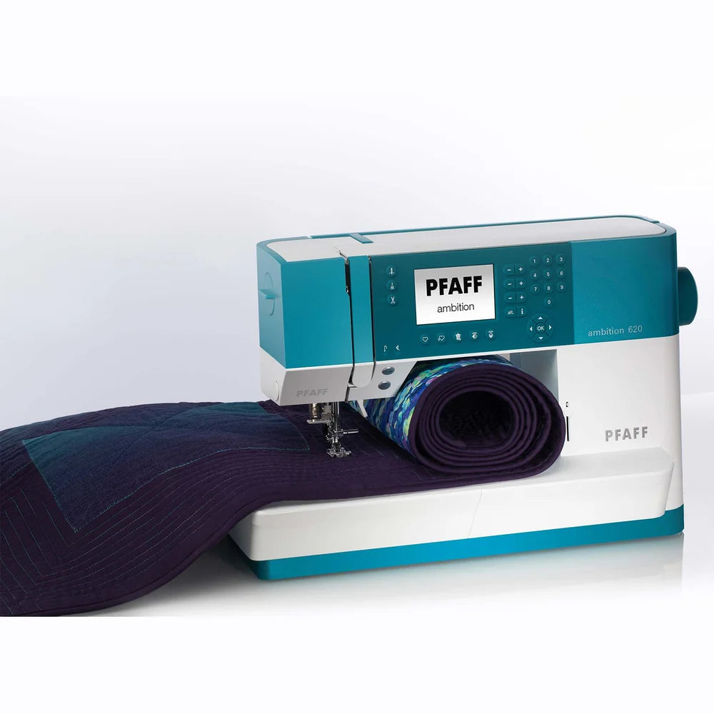 PFAFF ambition 620 ja paksu tummansininen kangasrulla – 200 mm ompelutila isoille töille