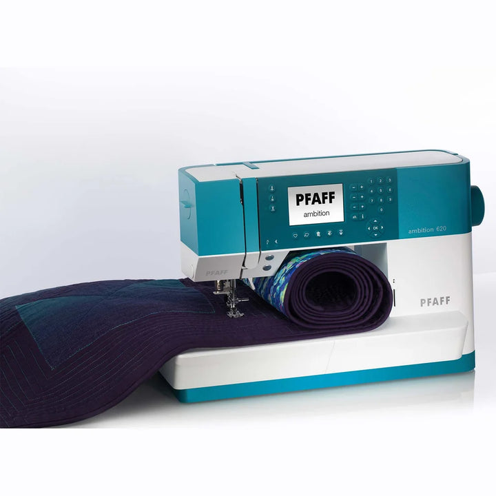 PFAFF ambition 620 ja paksu tummansininen kangasrulla – 200 mm ompelutila isoille töille