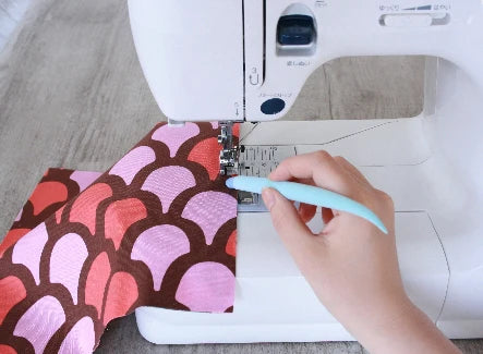 Clover Hold It Precision Stiletto #7807 – ompelutyökalu kuumuutta kestävällä silikonikärjellä