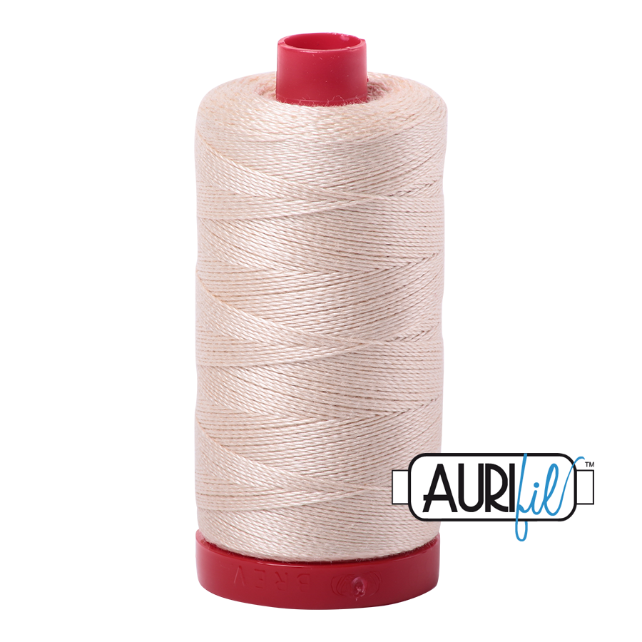 Aurifil 12wt 2000 Light Sand 100% puuvillalanka ompeluun, kirjontaan ja tikkaamiseen.