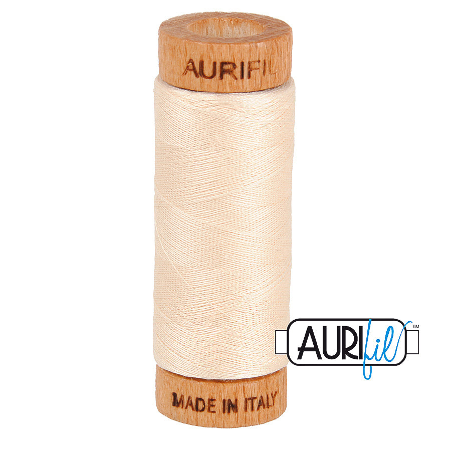 Aurifil 80wt 2000 Light Sand – ohut puuvillalanka käsinompeluun, tilkkutöihin ja konekirjontaan, vaalean hiekan sävyinen.