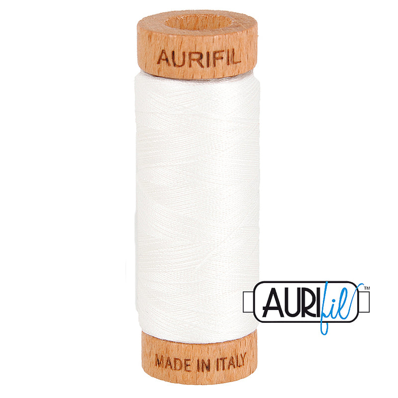 Aurifil 80wt 2021 Natural White – ohut puuvillalanka käsinompeluun, tilkkutöihin ja konekirjontaan, luonnonvalkoinen sävyinen.
