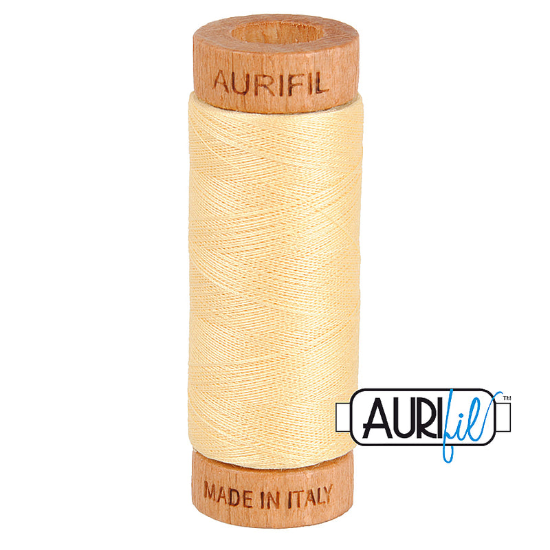 Aurifil 80wt 2105 Champagne – ohut puuvillalanka käsinompeluun, tilkkutöihin ja konekirjontaan, beesin sävyinen.