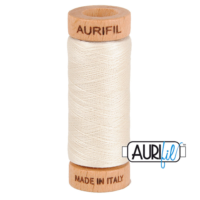 Aurifil 80wt 2309 Silver White – ohut puuvillalanka käsinompeluun, tilkkutöihin ja konekirjontaan, vaalean sävyinen. 