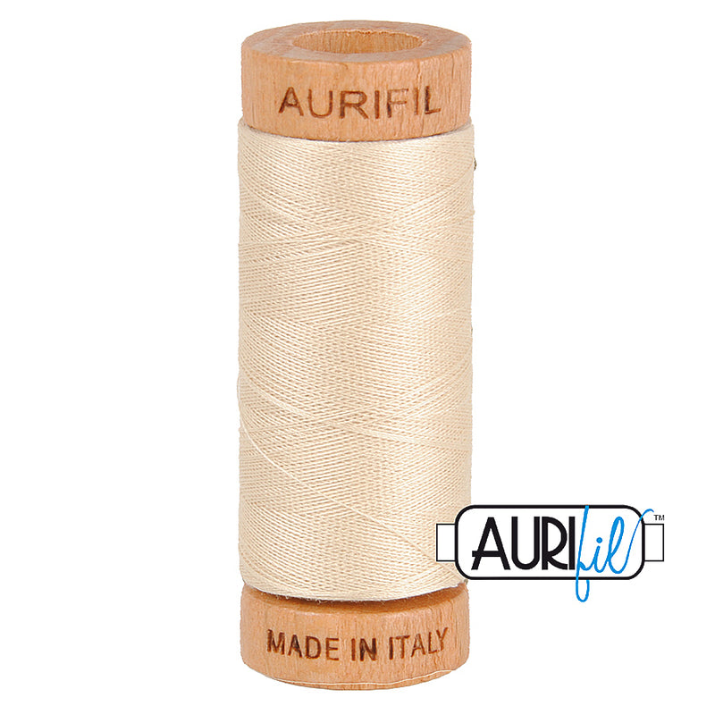 Aurifil 80wt 2310 Light Beige – ohut puuvillalanka käsinompeluun, tilkkutöihin ja konekirjontaan, beesin sävyinen.