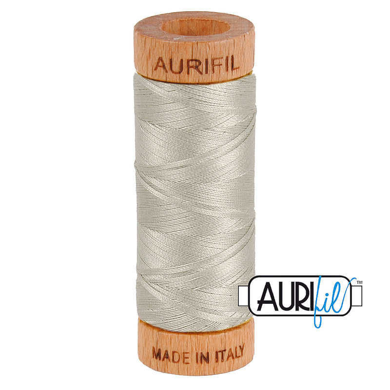 Aurifil 80wt 5021 Light Grey – ohut puuvillalanka käsinompeluun, tilkkutöihin ja konekirjontaan, harmaan sävyinen. 