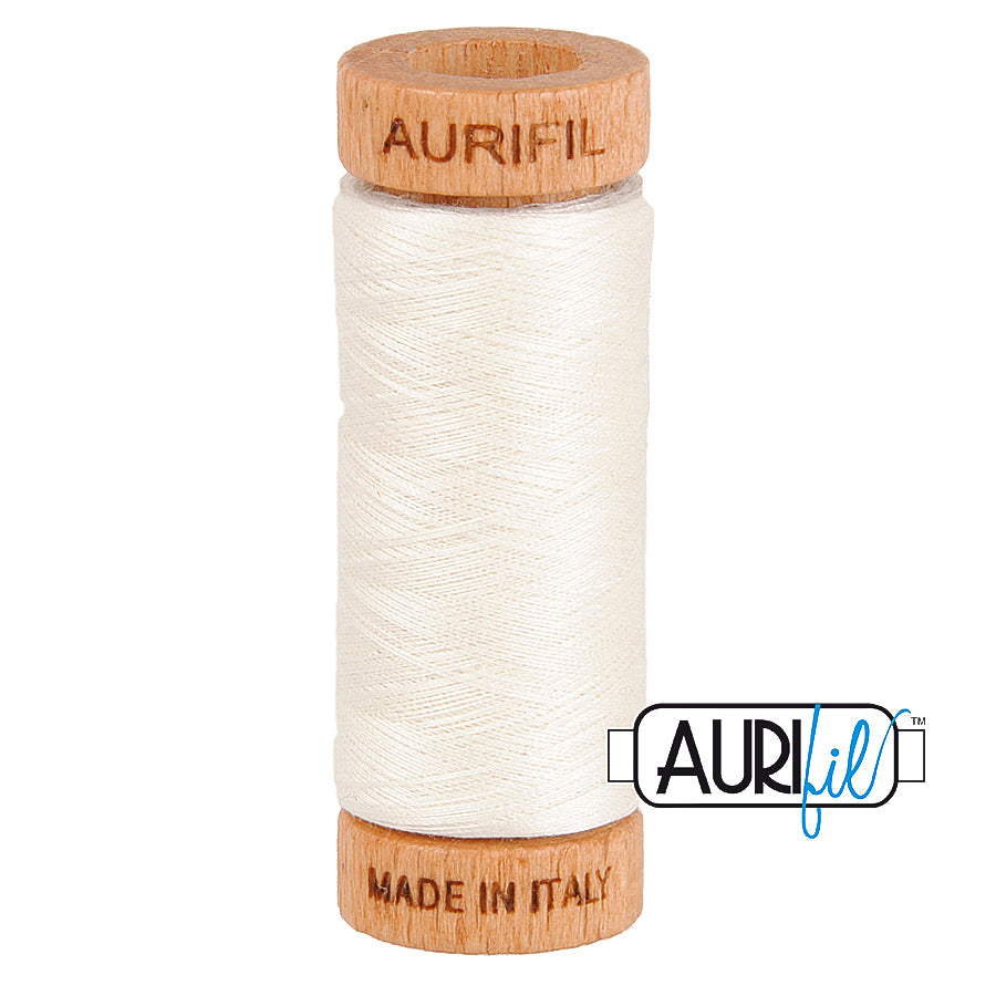 Aurifil 80wt 6722 Sea Biscuit – ohut puuvillalanka käsinompeluun, tilkkutöihin ja konekirjontaan, vaalean hiekan sävyinen.