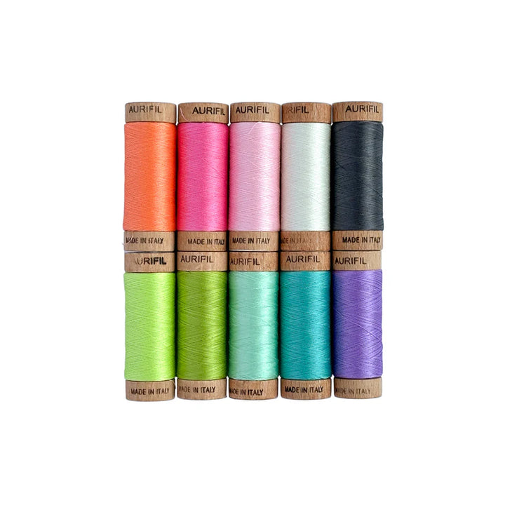 Aurifil Tula Pink Untamed 80+Neon lankapaketti, 10 pientä rullaa 80wt puuvillalankaa, 274 metriä per rulla. Sopii englannin paper piecing -tekniikkaan ja käsinompeluun.