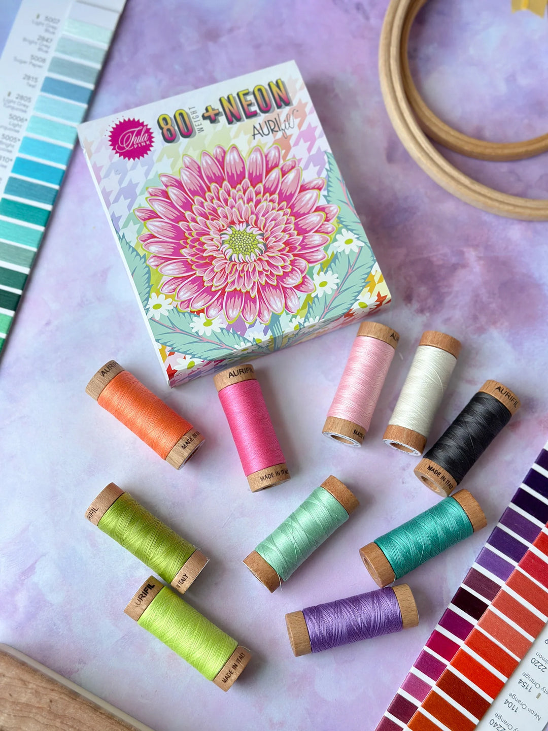 Aurifil Tula Pink Untamed 80+Neon lankapaketti, 10 pientä rullaa 80wt puuvillalankaa, 274 metriä per rulla. Sopii englannin paper piecing -tekniikkaan ja käsinompeluun.