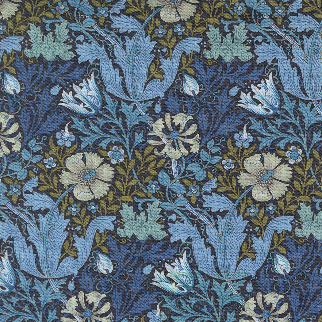 Barbara Brackmanin Morris Manor kokoelman 8390-15 Compton Florals Twilight puuvillakangas, siniset kukka ja lehtikuviot mustalla pohjalla