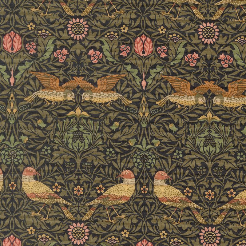 Barbara Brackmanin Morris Muse -kokoelman 13381-16 Damask Birds Ebony -puuvillakangas – klassinen William Morris -kuosi, jossa lintuja, kukkia ja lehtikuvioita tummalla pohjalla.