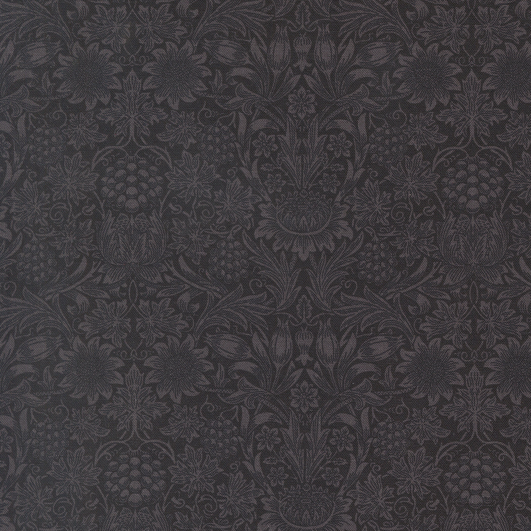 Barbara Brackmanin Morris Muse -kokoelman 13386-15 Sunflower Damask Ebony -puuvillakangas – klassinen William Morris -kuosi, jossa  kukkia ja lehtikuvioita tummalla pohjalla.