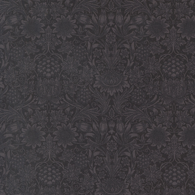 Barbara Brackmanin Morris Muse -kokoelman 13386-15 Sunflower Damask Ebony -puuvillakangas – klassinen William Morris -kuosi, jossa  kukkia ja lehtikuvioita tummalla pohjalla.