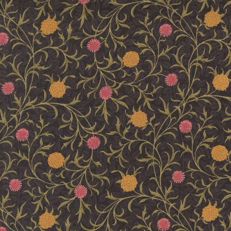 Barbara Brackmanin Morris Manor kokoelman 8393-15 Scroll Ebony puuvillakangas, oransit ja vaaleanpunaiset kukkakuviot tummalla pohjalla
