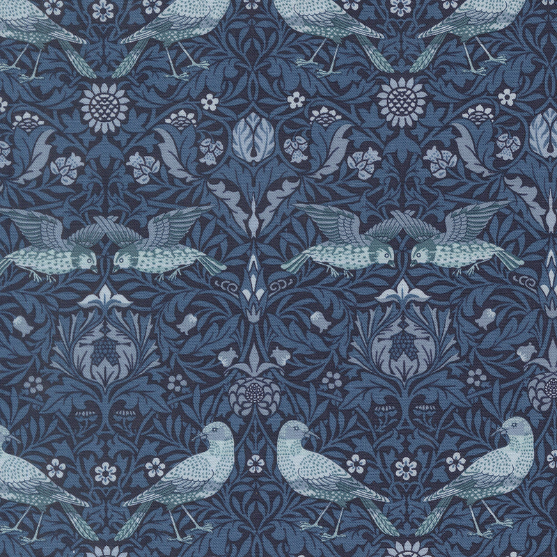 Barbara Brackmanin Morris Muse -kokoelman 13381-15 Damask Birds Dark Blue -puuvillakangas – klassinen William Morris -kuosi, jossa lintuja, kukkia ja lehtikuvioita tummansinisellä pohjalla.