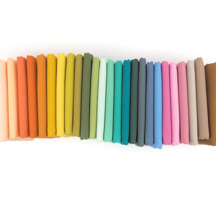 Pino Bella Solids -yksivärikankaita Elizabeth's Favorites -paletista: persikan, oranssin, keltaisen, oliivin, mintun, turkoosin, sinisen, pinkin ja ruskean sävyjä