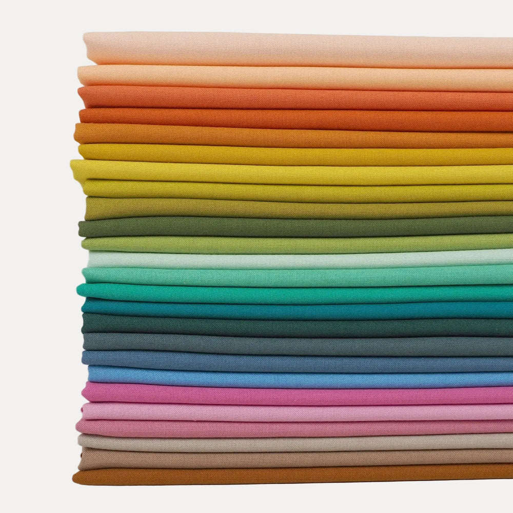 Pino Bella Solids -yksivärikankaita Elizabeth's Favorites -paletista: persikan, oranssin, keltaisen, oliivin, mintun, turkoosin, sinisen, pinkin ja ruskean sävyjä