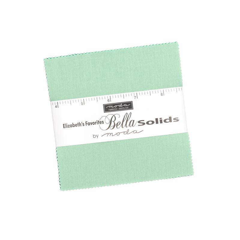 Moda Bella Solids Elizabeth's Favorites Charm Pack -paketti, jossa 42 yksiväristä puuvillakangaspalaa mintunvihreä päällimmäisenä