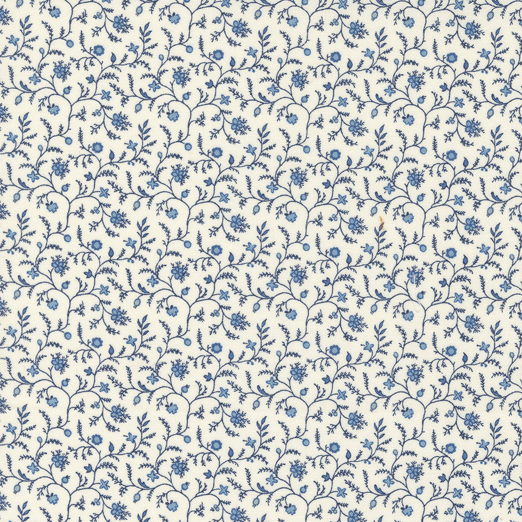 Lähikuva Betsy Chutchian Amelia’s Blues -kokoelman Ivory Temperance Blender -puuvillakankaasta, vaalea hillitty kuosi, Moda Fabrics.