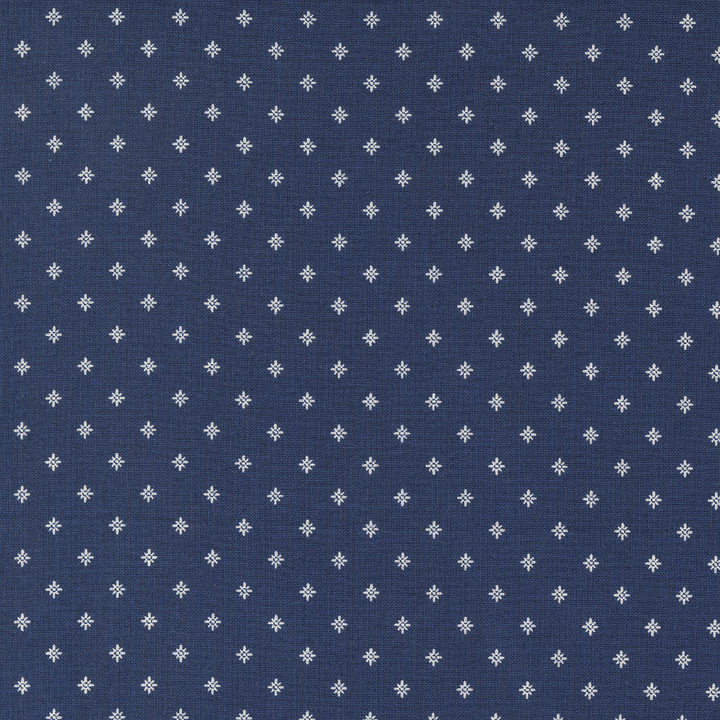 Lähikuva Betsy Chutchian Amelia’s Blues -kokoelman Indigo Shifts and Stays -puuvillakankaasta, tummansininen täplä kuosi, Moda Fabrics.