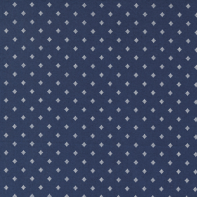 Lähikuva Betsy Chutchian Amelia’s Blues -kokoelman Indigo Shifts and Stays -puuvillakankaasta, tummansininen täplä kuosi, Moda Fabrics.