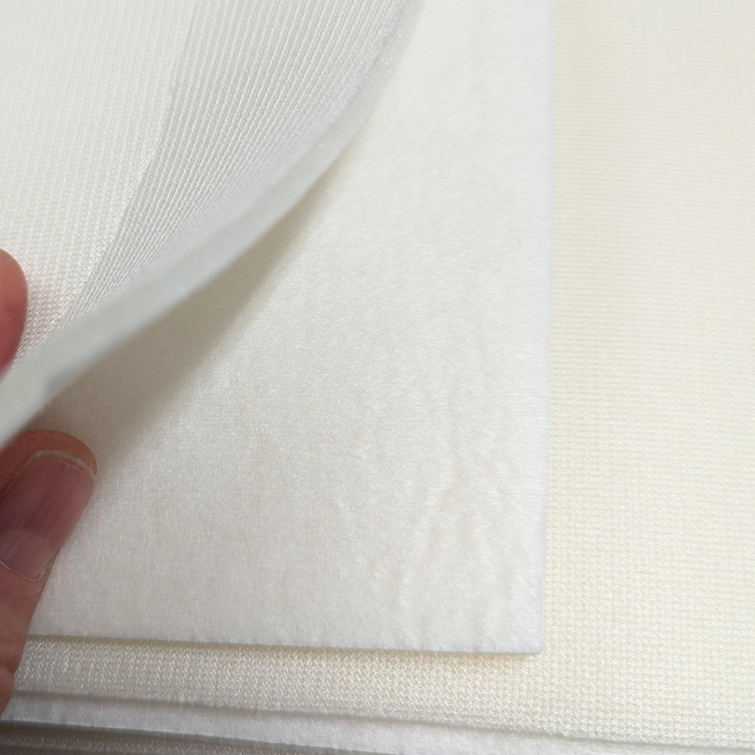 Bosal In-R-Form Single Sided Fusible Foam Stabilizer, yhdeltä puolelta liimautuva muotoiluvanu laukkuihin ja pussukoihin