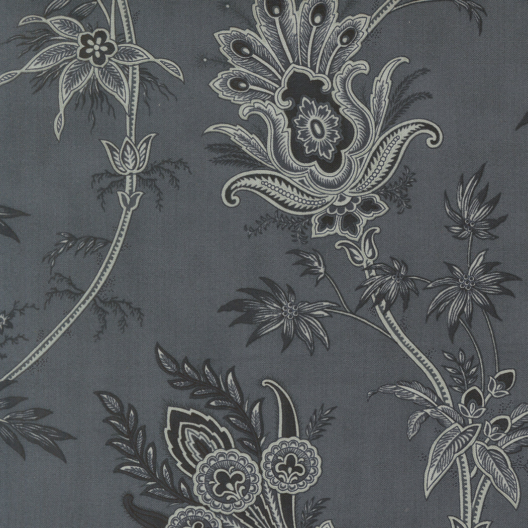 3 Sisters Breathtaking Blues Plume Florals Jacobean 44401-14 puuvillakangas – tummalla antrasiittipohjalla klassinen valkoinen kukka- ja lehtikuvio