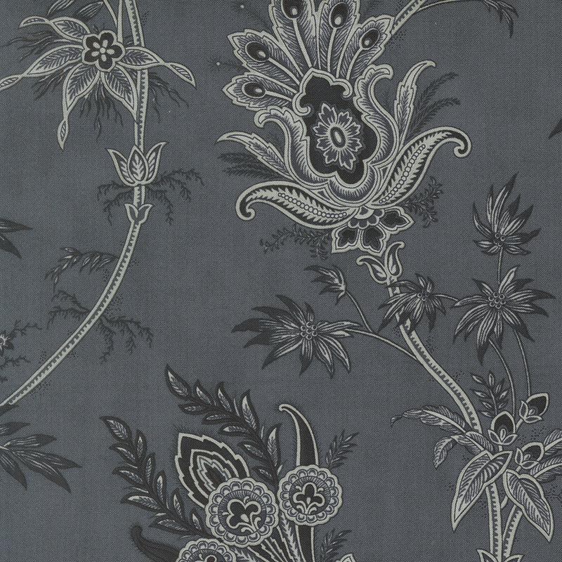 3 Sisters Breathtaking Blues Plume Florals Jacobean 44401-14 puuvillakangas – tummalla antrasiittipohjalla klassinen valkoinen kukka- ja lehtikuvio