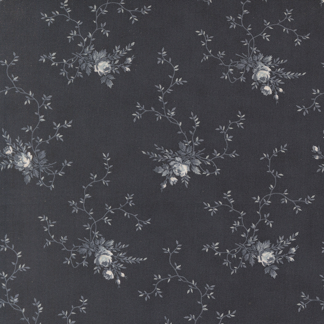 Antrasiitinharmaa puuvillakangas hopeanharmailla ruusukimpuilla ja köynnöksillä – Breathtaking Blues Rose Garden Florals Midnight 44402-15, 3 Sisters Moda Fabrics