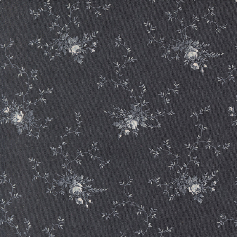 Antrasiitinharmaa puuvillakangas hopeanharmailla ruusukimpuilla ja köynnöksillä – Breathtaking Blues Rose Garden Florals Midnight 44402-15, 3 Sisters Moda Fabrics