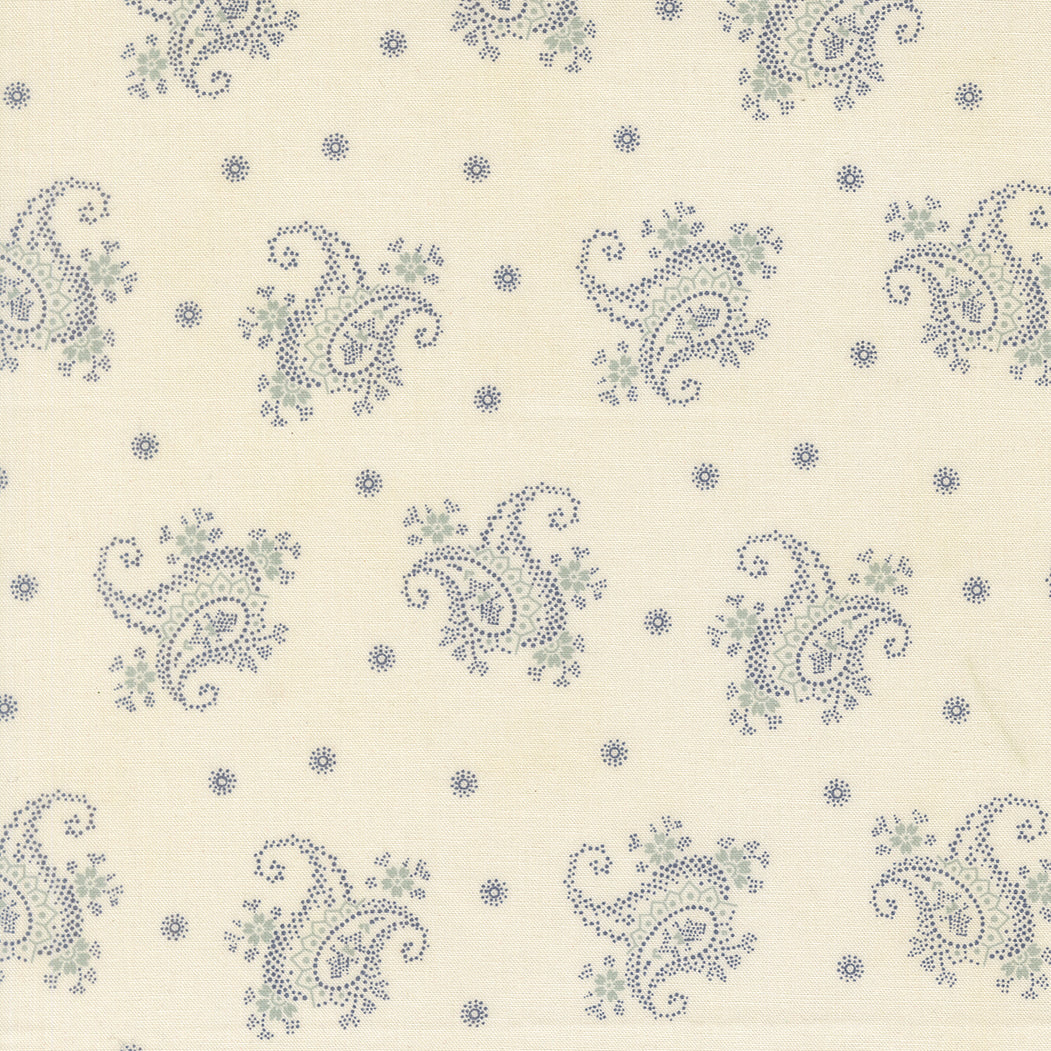Posliininvalkoinen puuvillakangas siniharmailla paisley-kuvioilla ja pienillä kukilla – Breathtaking Blues Paisley Porcelain 44405-11, 3 Sisters Moda Fabrics