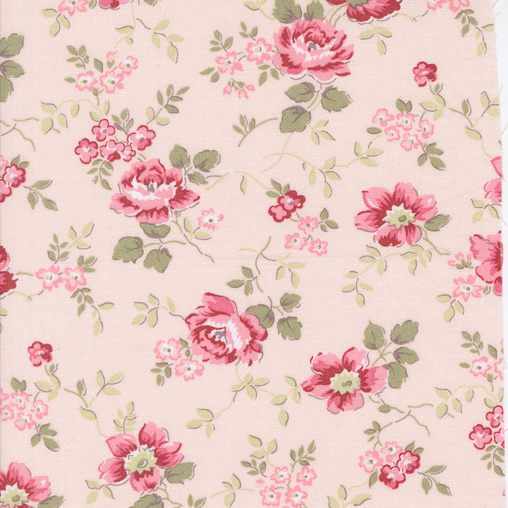 Vaaleanpunaiinen Bunny Hill Designs Very Sweet Christmas 3060-15 Christmas Rose Blush puuvillakangas, punaisilla ja vaaleanpunaisilla ruusuilla ja vihreillä lehdillä.