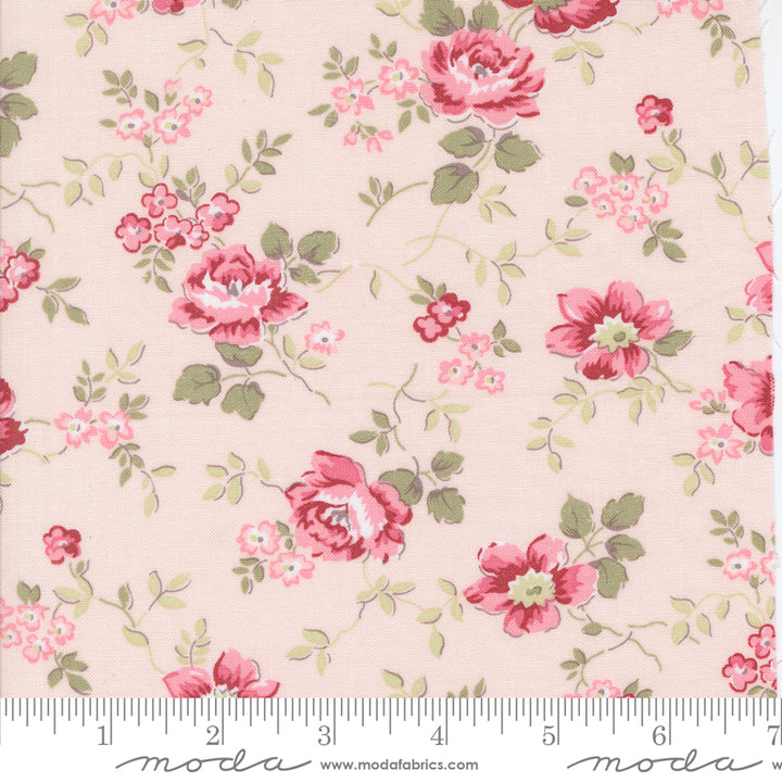 Vaaleanpunaiinen Bunny Hill Designs Very Sweet Christmas 3060-15 Christmas Rose Blush puuvillakangas, punaisilla ja vaaleanpunaisilla ruusuilla ja vihreillä lehdillä.