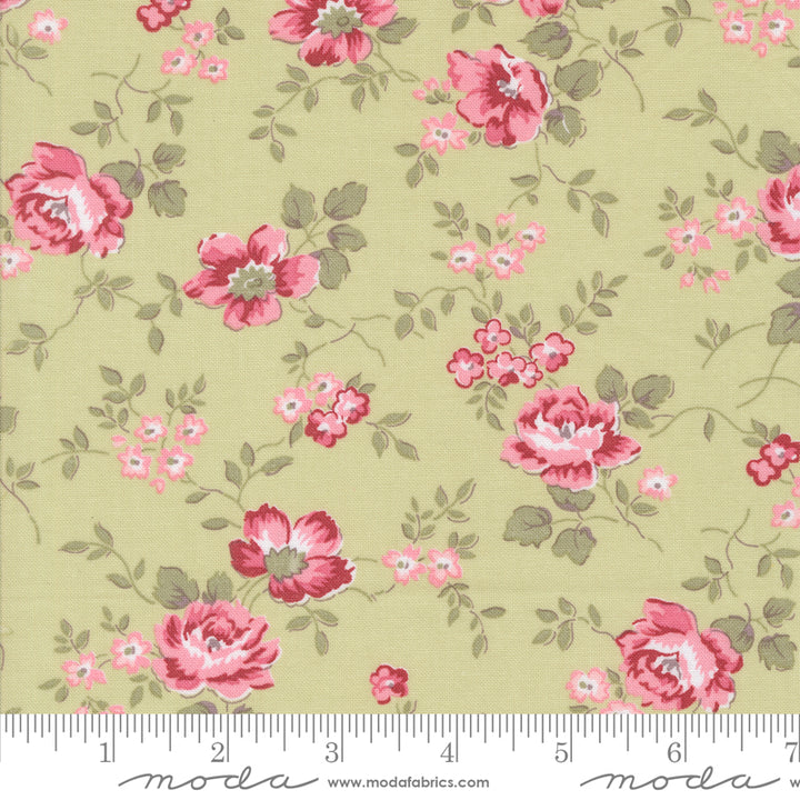 Vaaleanvihreä Bunny Hill Designs Very Sweet Christmas 3060-17 Christmas Rose Leaf puuvillakangas, punaisilla ja vaaleanpunaisilla ruusuilla ja vihreillä lehdillä.